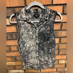 Nollie Sleeveless Button Down Shirt